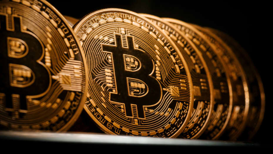 Bitcoin Faces Selling Pressure Amid Mt. Gox Repayment Concerns: Drops to $53,600 Before Minor Recovery