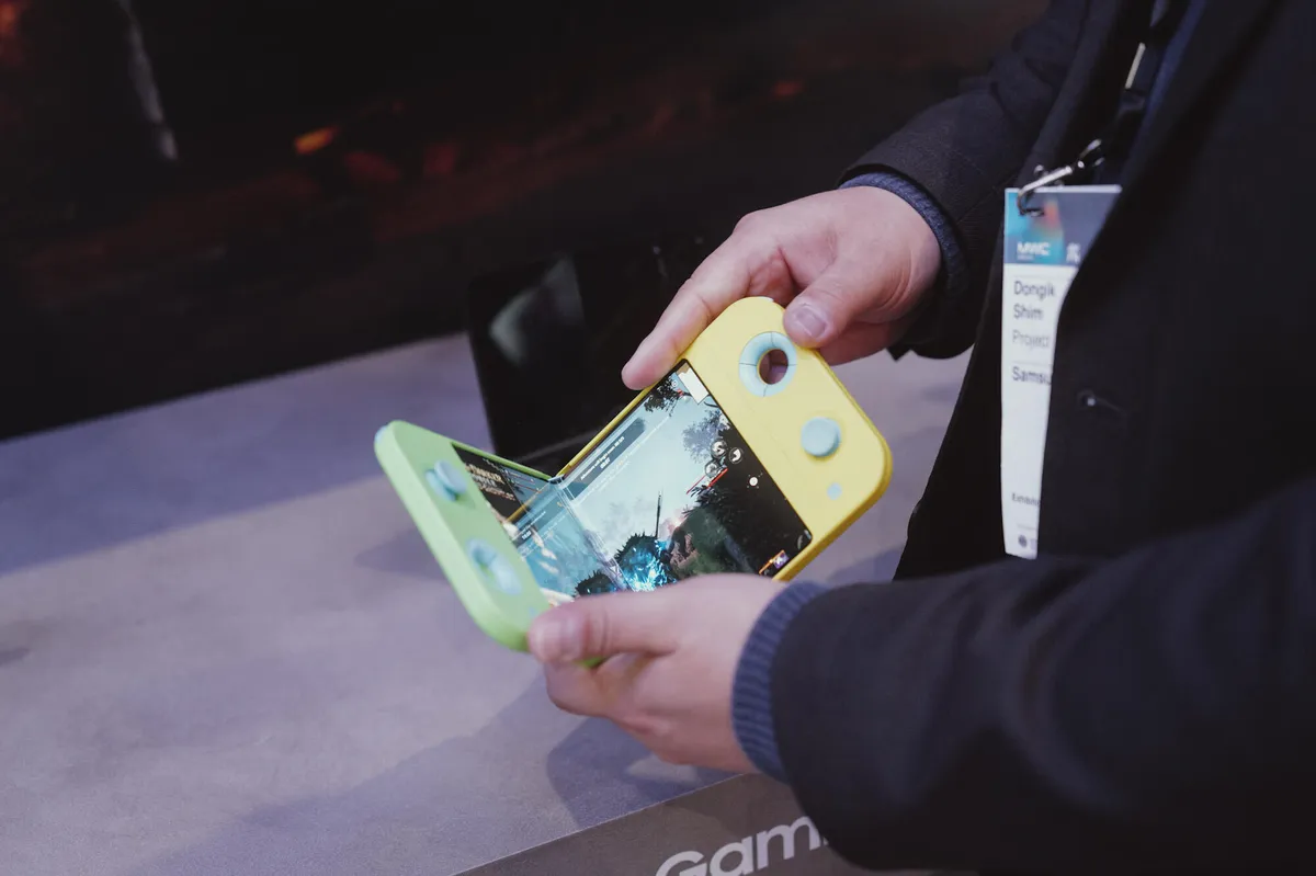 Samsung Display Showcases Dual-Folding Phone and Flexible Gaming Console at MWC